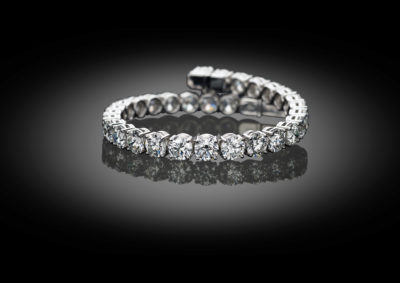 The classic amongst bracelets, the white golden tennis bracelet. Only here with an exquisite line of 0.70ct brilliants.