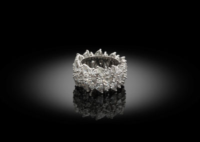 Prachtige ring van de ‘Drops & Diamonds’ collectie, met drie rijen peervormige en briljante diamanten.