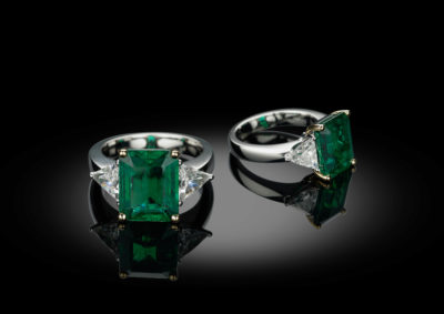 Klassieke trilogie ring, ronde een groene smaragd.