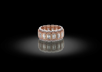 Unieke combinatie van emerald cut met brilliant cut diamanten, in een wit en roos gouden ring.