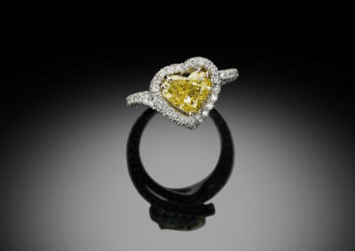 Fraaie ring, ontworpen rond een fancy intense yellow hartvormige diamant.