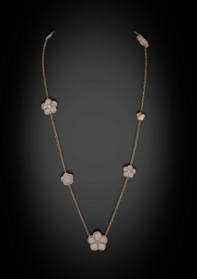 Collier met verschillende bloemmotieven uit de ‘Petals’ collectie, in roos goud, bezet met diamanten en roze parelmoer.