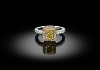 Moderne ring, in een combinatie van gele, roze en witte diamanten en goud.